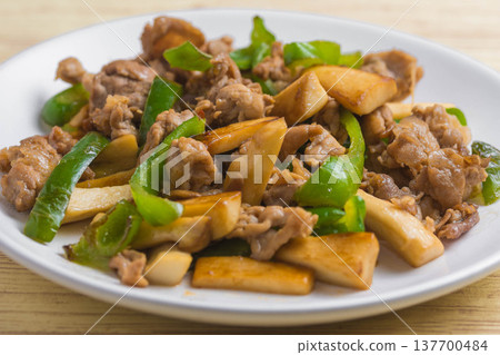 炒杏桃鮑菇、甜椒和豬肉 137700484