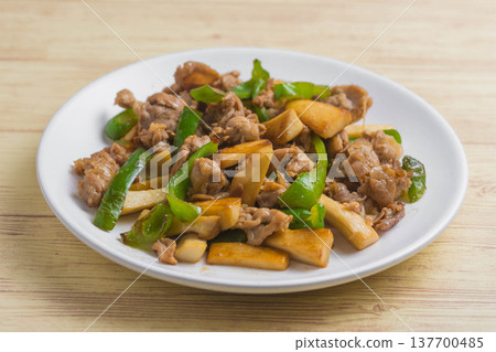 炒杏桃鮑菇、甜椒和豬肉 137700485