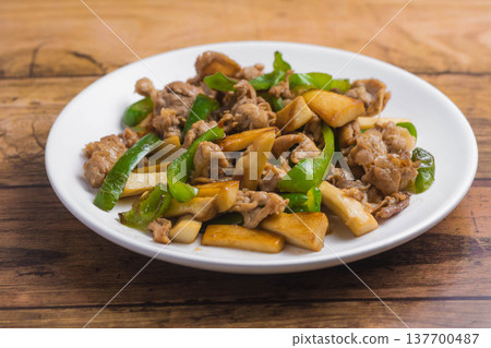 炒杏桃鮑菇、甜椒和豬肉 137700487