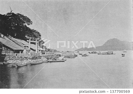 1894 年的老照片：山口縣下關市的下關海峽和龜山八幡宮。 137700569
