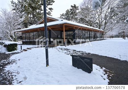 中立裡休息處的雪景（京都御苑） 137700578