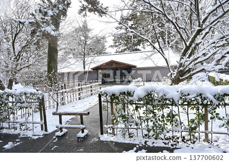 Snowscape at Nakadachiuri Rest Area (Kyoto Imperial Garden) 137700602