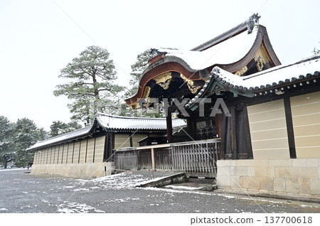 劍春門（京都御苑）的雪景 137700618
