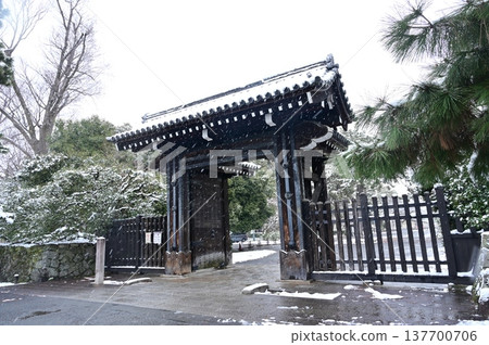 Snowy scenery at Hamaguri Gate (Kyoto Imperial Garden) 137700706