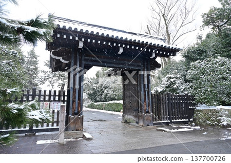 濱栗門（京都御苑）的雪景 137700726