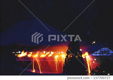 The water-drawing ceremony: Torches and sparks dance in the air. 137700727