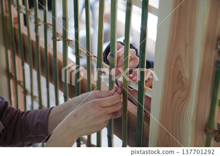 A woman weaving bamboo komai 137701292