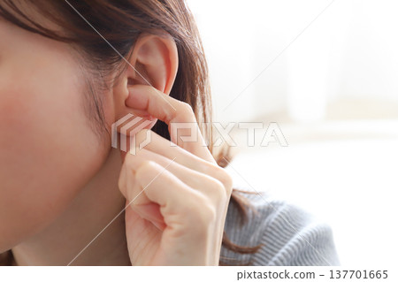 觸摸耳朵的女人 觸摸耳朵的女人 137701665
