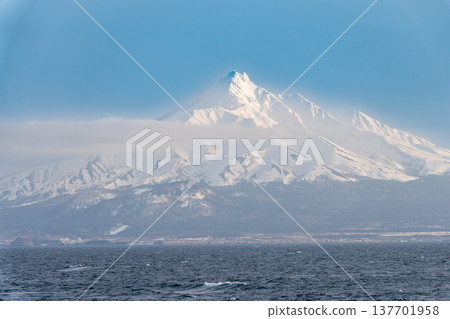 從海上眺望白雪皚皚的利尻山，冬日美景盡收眼底。 137701958