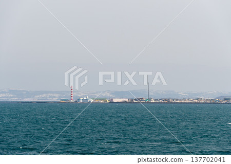 從海上眺望諾薩普岬燈塔和廣闊的日本海。 137702041