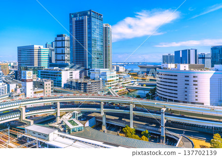 日本橫濱市景色,包括橫濱站、橫濱灣區、即將離港的海鱸魚號渡輪、K Arena體育館和橫濱崇光百貨商店。 日本橫濱市景色,包括橫濱站、橫濱灣區、即將離港的海鱸魚號渡輪、K Arena體育館和橫濱崇光百貨商店。 137702139