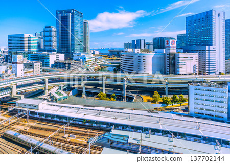 日本橫濱市景色,包括橫濱車站、橫濱灣區、海鱸魚餐廳、K Arena體育館和橫濱綜合百貨商店。 日本橫濱市景色,包括橫濱車站、橫濱灣區、海鱸魚餐廳、K Arena體育館和橫濱綜合百貨商店。 137702144