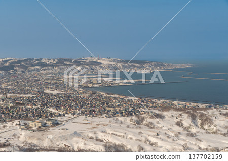 從飛機上看到的冬季城市稚內和白雪皚皚的景色。 從飛機上看到的冬季城市稚內和白雪皚皚的景色。 137702159
