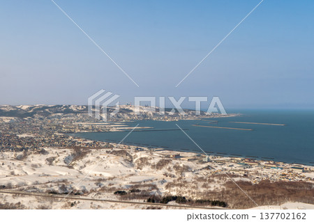 從飛機上看到的冬季城市稚內和白雪皚皚的景色。 從飛機上看到的冬季城市稚內和白雪皚皚的景色。 137702162