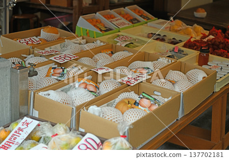 市場裡的一家水果店出售優質的新高梨。 市場裡的一家水果店出售優質的新高梨。 137702181