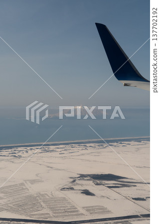 從飛機上看到的白雪皚皚的利尻山雄偉景色。 137702192