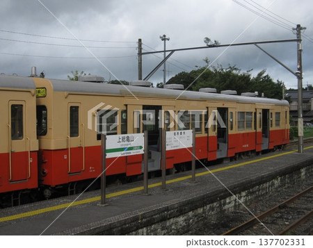 KiHa 30 號列車停靠在久留裡線的上總龜山站。 137702331