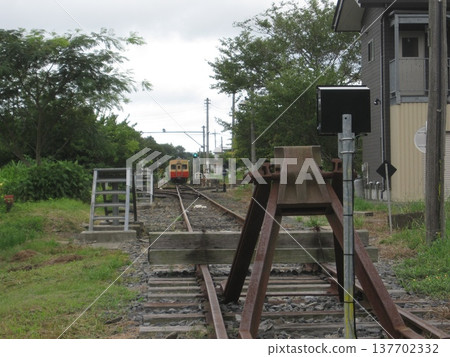 久留裡線上總龜山站出發的 KiHa 30 號列車。 久留裡線上總龜山站出發的 KiHa 30 號列車。 137702332