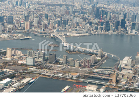 從飛機上俯瞰台場地區和彩虹橋。 從飛機上俯瞰台場地區和彩虹橋。 137702366