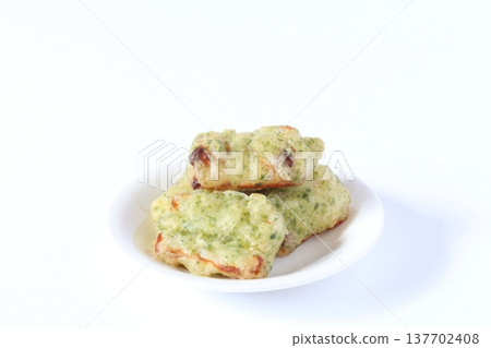 Deep-fried crispy isogi Deep-fried crispy isogi 137702408