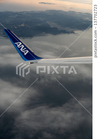從飛機上看到的赤塔半島地形和美麗的日出。 137702723