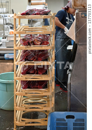 Fresh bonito piled up in the market's kitchen; craftsmen making straw-grilled bonito tataki with local bonito. Fresh bonito piled up in the market's kitchen; craftsmen making straw-grilled bonito tataki with local bonito. 137703113