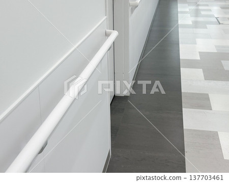 醫院走廊牆上安裝的圓形扶手，用於防止跌倒 137703461