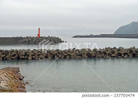 漂浮在細雨濛濛的吳灣中的福多那島;從漁鎮的防波堤上眺望太平洋。 漂浮在細雨濛濛的吳灣中的福多那島;從漁鎮的防波堤上眺望太平洋。 137703474