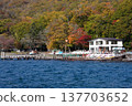 The pier on Lake Shikotsu: Autumn foliage and a landing for sightseeing boats. 137703652