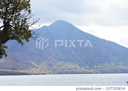 支笏湖及週邊山巒：秋色絢麗，湖畔景色令人嘆為觀止。 137703654