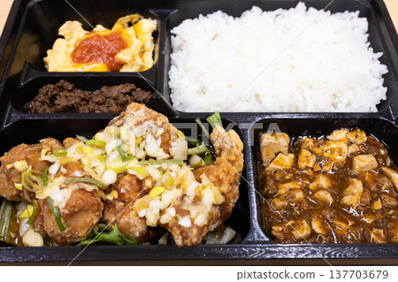 Delicious Chinese bento, fried chicken bento Delicious Chinese bento, fried chicken bento 137703679