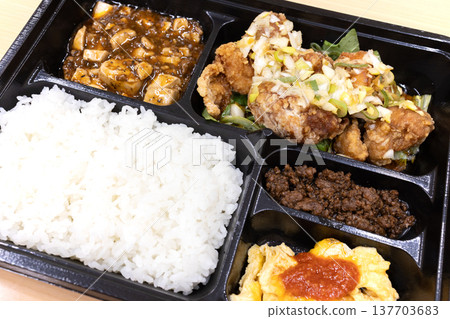 美味的中式便當,炸雞便當 美味的中式便當,炸雞便當 137703683