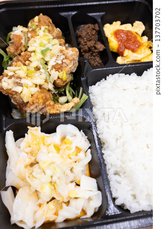 美味的中式便當,炸雞便當 美味的中式便當,炸雞便當 137703702