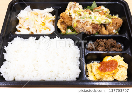 美味的中式便當,炸雞便當 美味的中式便當,炸雞便當 137703707