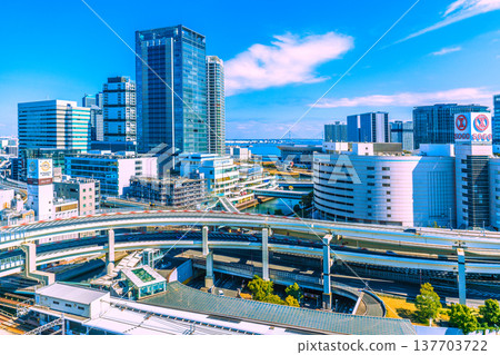 日本橫濱市景色，包括橫濱站、橫濱灣區、即將離港的海鱸魚號渡輪、K Arena體育館和橫濱崇光百貨商店。 137703722