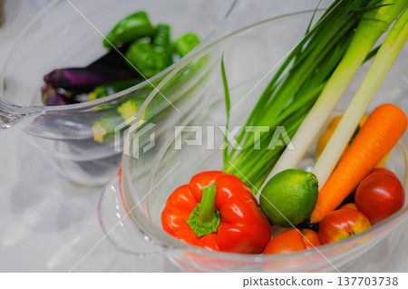 酒櫃中的綠黃色蔬菜 137703738