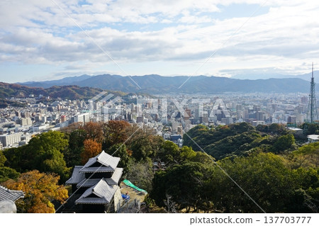 從伊予松山城天守閣頂層眺望的景色 137703777