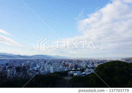 從伊予松山城天守閣頂層眺望的景色 137703779