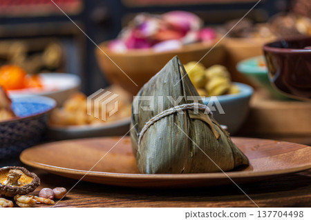 端午節傳統手工肉粽與豐富食材 137704498