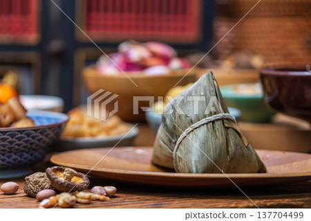 端午節傳統手工肉粽與豐富食材 137704499