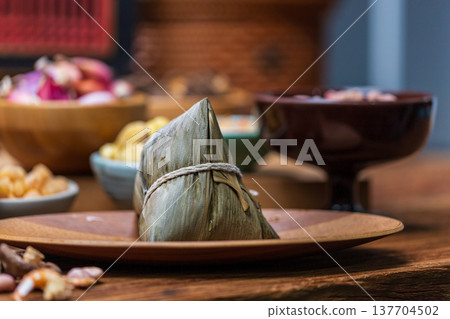 端午節傳統手工肉粽與豐富食材 137704502