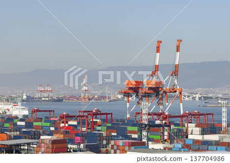 日本的港口物流樞紐:貨櫃碼頭和成排的龍門起重機 日本的港口物流樞紐:貨櫃碼頭和成排的龍門起重機 137704986