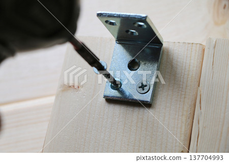 Driving screws with an impact driver 137704993