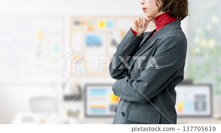 善於思考的女性/女商人 善於思考的女性/女商人 137705619