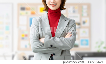 微笑的女人/雙臂交叉的女商人 137705621