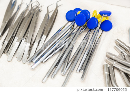 一組牙科鏡和鑷子，是牙科檢查中使用的專用器械。 137706053