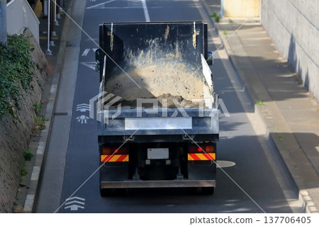 自卸車圖像 137706405
