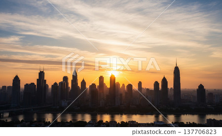 黃昏時分，辦公大樓群的剪影 137706823