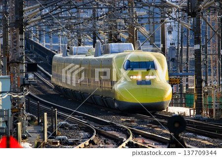 歡快的黃色新幹線列車駛向米原站…東海道新幹線「黃醫師」923系列 137709344