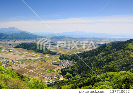 從靜岳眺望伊吹山和滋賀縣北部鄉村景色。 從靜岳眺望伊吹山和滋賀縣北部鄉村景色。 137710032